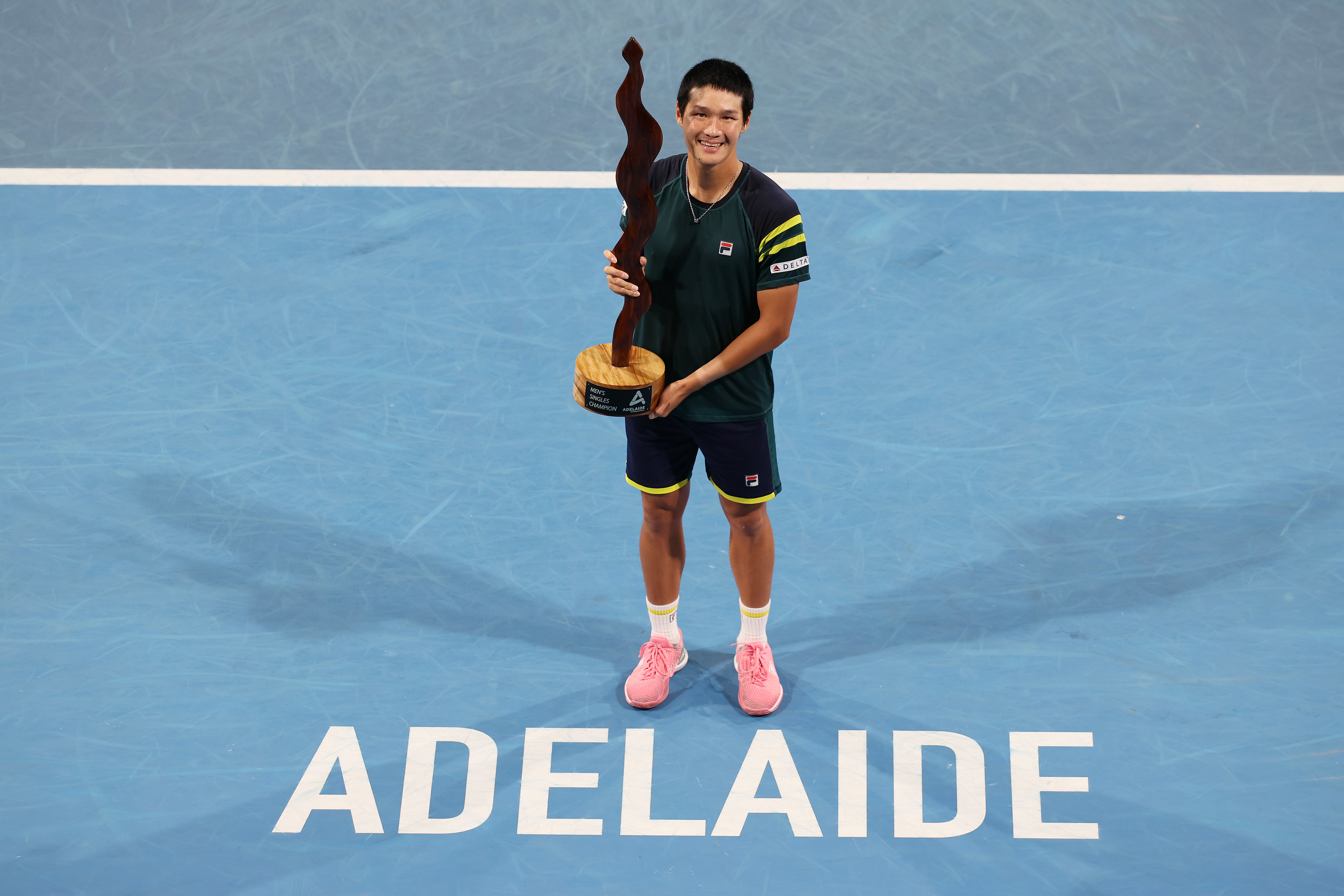 권순우가 14일 호주 애들레이드에서 끝난 남자프로테니스(ATP) 투어 애들레애드 인터내셔널 2차대회에서 우승, 한국 선수로는 처음으로 ATP 투어 2승째를 일궈낸 뒤 트로피를 들어보이고 있다.  [호주테니스협회 제공]