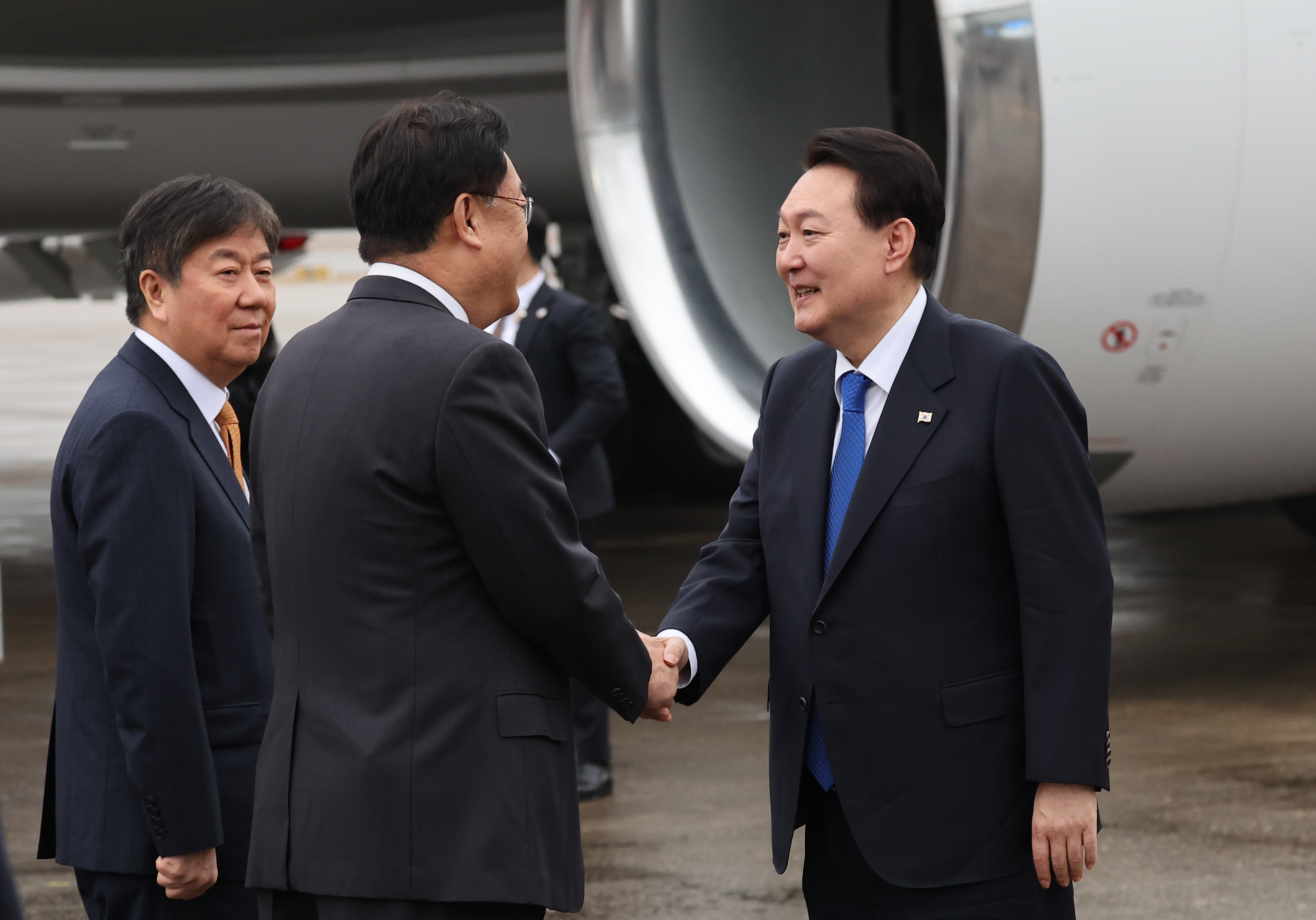 악수하는 윤석열 대통령과 국민의힘 정진석 비대위원장