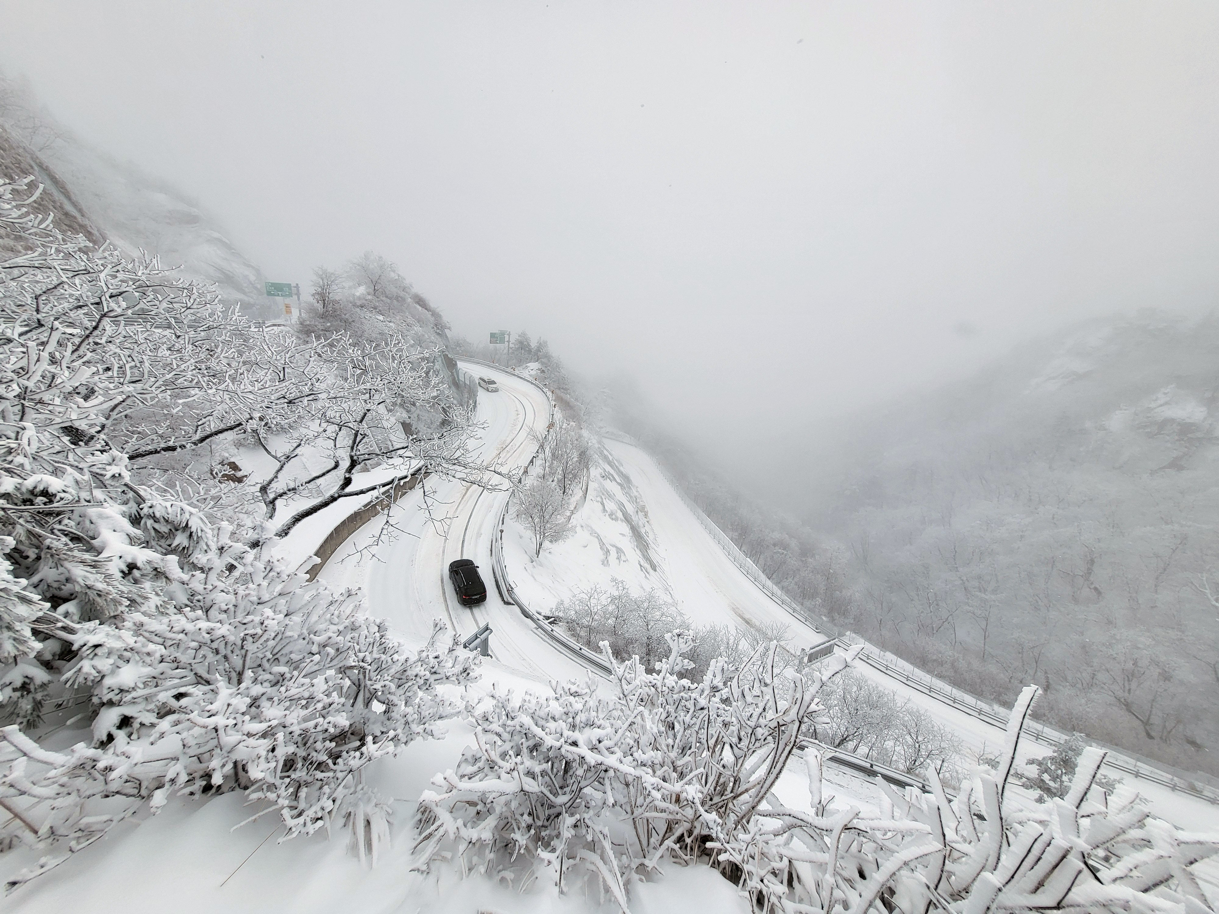 폭설이 내린 15일 강원 양양군 한계령 고갯길에 하얀 눈이 수북이 쌓여 있다. 2023.1.15  양양군 제공