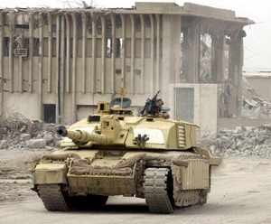 지난 2003년 3월 31일 영국 제7기갑여단의 전차 챌린저 2가 이라크 남부도시 바스라를 통과하는 모습.  연합뉴스