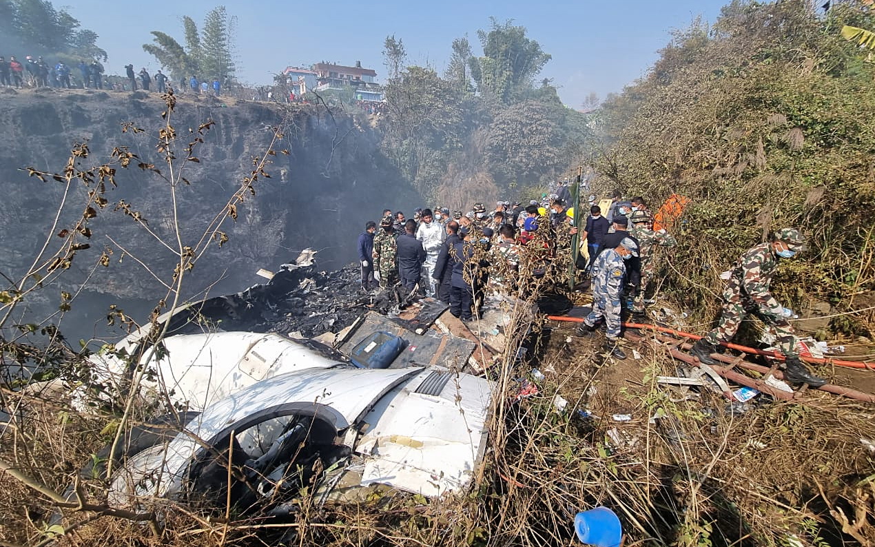 15일(현지시간) 네팔 포카라의 인근 숲에 추락한 예티항공 소속 ATR72 여객기 잔해 사이에서 구조대원들이 탑승자들을 수색하고 있다. 포카라 EPA 연합뉴스