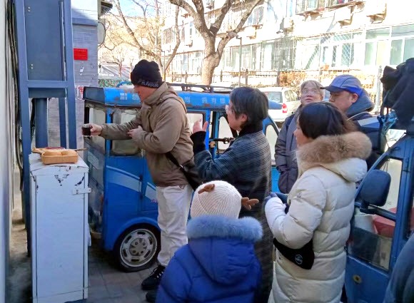 베이징 교민들로 구성된 ‘재중 항일역사기념사업회’가 15일 이육사가 순국한 것으로 추정되는 둥청구 둥창후퉁 28호를 찾아가 추모행사를 갖고 있다.  연합뉴스