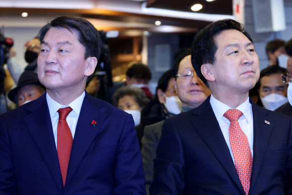 국민의힘 당권 주자인 안철수(왼쪽) 의원과 김기현 의원이 인천시당 신년인사회에 참석해 나란히 앉아 있는 모습. 연합뉴스