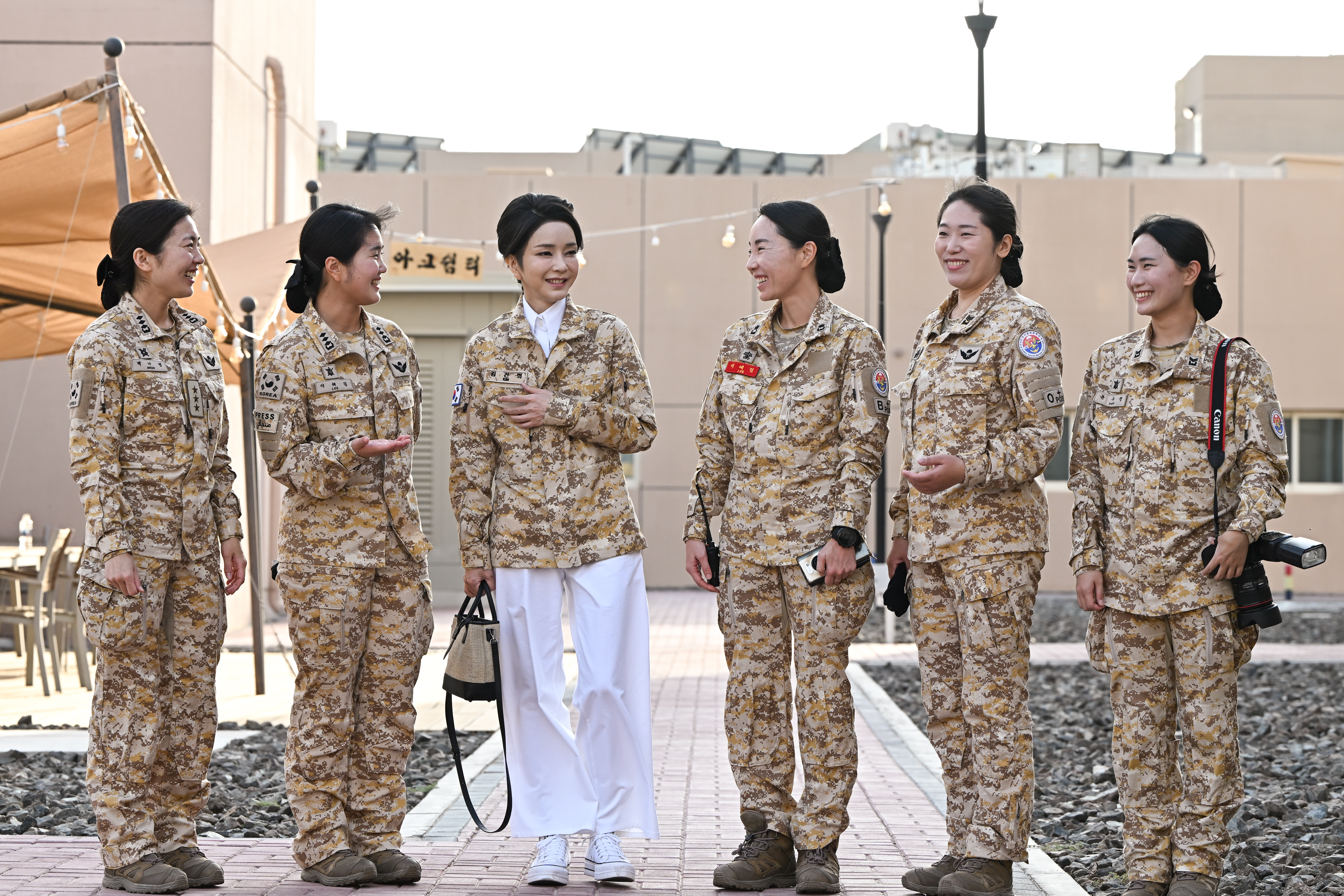 UAE 파병 아크부대 여군 장병 만난 김건희 여사