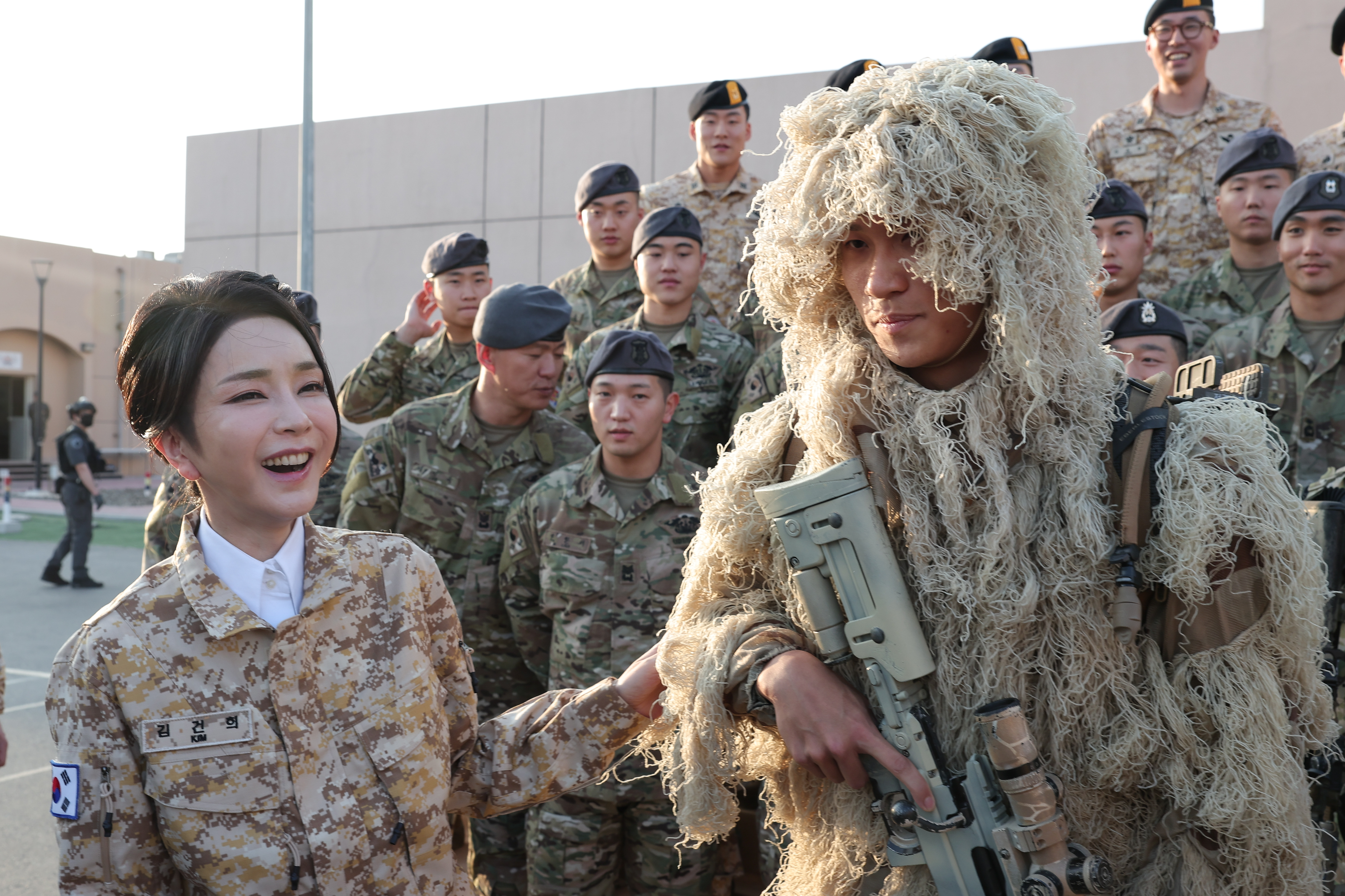 아랍에미리트(UAE)를 국빈 방문 중인 윤석열 대통령과 함께 15일(현지시간) 아부다비에 파병중인 아크부대를 방문한 김건희 여사가 길리슈트 차림의 병사를 만나고 있다. 2023.1.16 연합뉴스