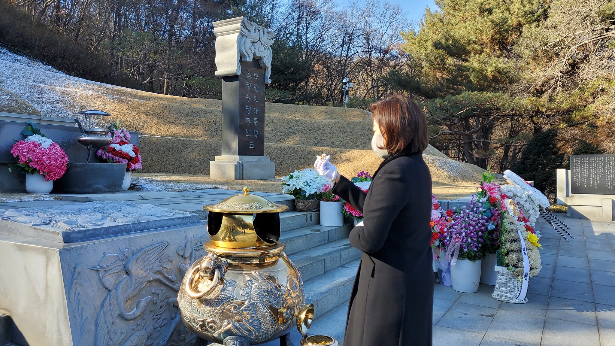 국민의힘 당대표 출마를 놓고 장고 중인 나경원 전 의원이 16일 페이스북에 서울 동작구 국립현충원을 참배한 사진을 올렸다. 나 전 의원 페이스북 캡처