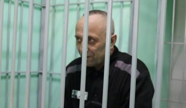 러시아에서 가장 잔인한 연쇄 살인범이라 알려진 범죄자가 푸틴 대통령에게 “우크라이나에서 싸우게 해달라”며 석방을 요구했다. 러시아 국영언론과 인터뷰 중인 미하일 포프코프의 모습. 해당 보도 캡처