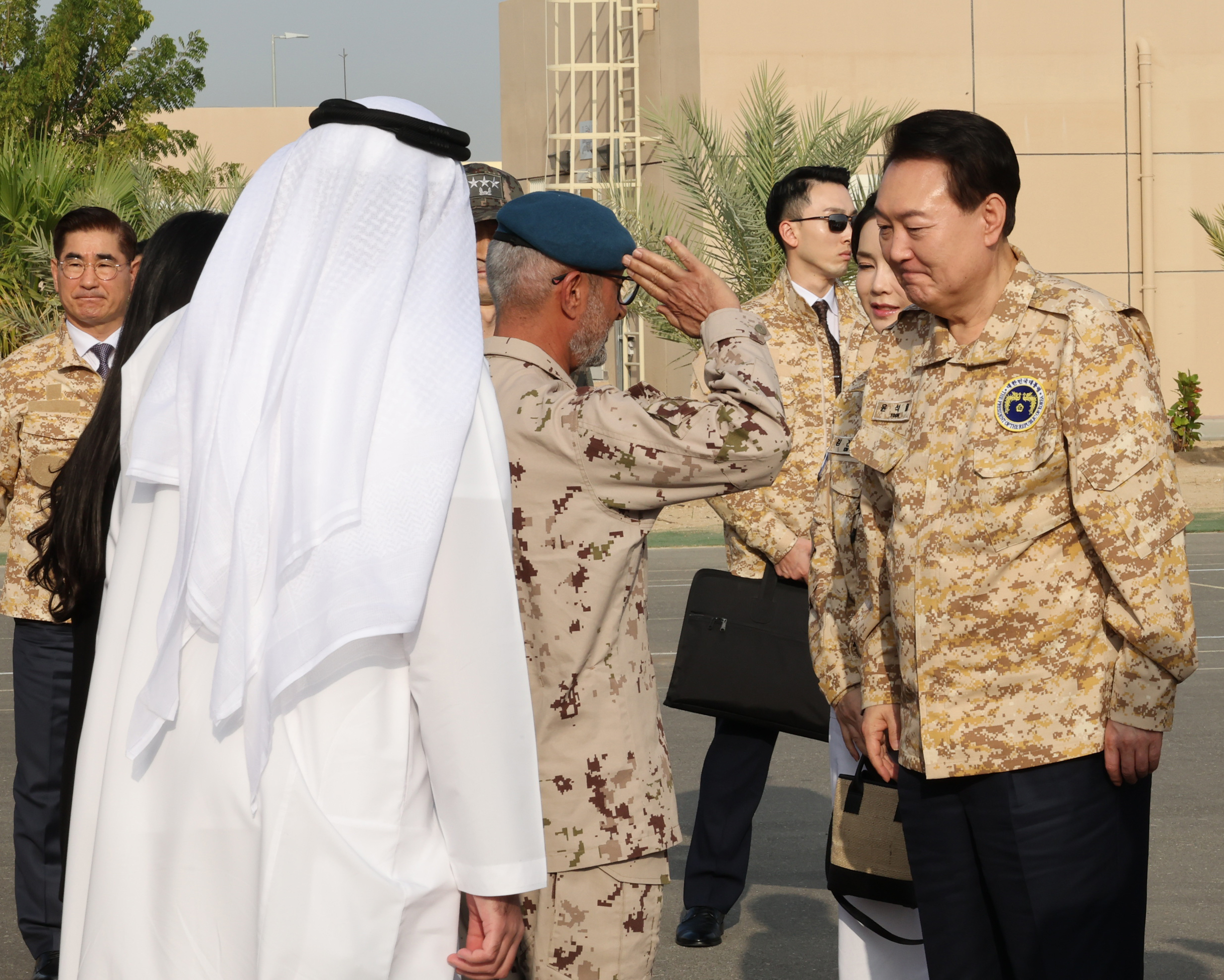 아랍에미리트(UAE)를 국빈 방문 중인 윤석열이 15일(현지시간) 현지에 파병중인 아크부대를 방문, UAE측 관계자들과 인사를 나누고 있다. 2023.1.15 연합뉴스