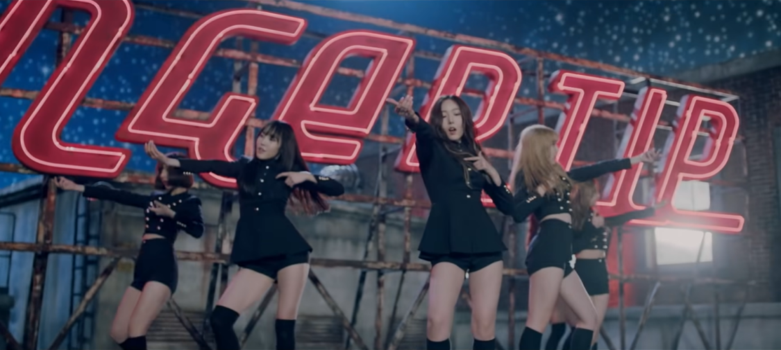 그룹 여자친구가 2017년 발표한 ‘핑거팁’(FINGERTIP) 뮤직비디오 한 장면. ‘탕탕탕 핑거팁’이라는 가사에 맞춰 총을 쏘는 듯한 동작을 하고 있다. ‘핑거팁’ 뮤직비디오 캡처