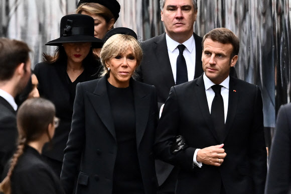 에마뉘엘 마크롱(오른쪽) 프랑스 대통령과 부인인 브리지트(왼쪽) 여사가 영국 런던 웨스트민스터 사원에서 열린 엘리자베스 2세 영국 여왕의 장례식에 참석하고 있다. 2022.9.18 AFP 연합뉴스
