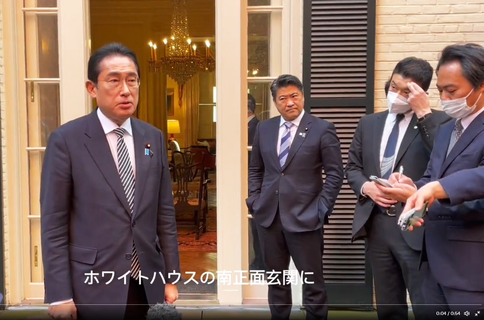기시다 후미오(왼쪽) 일본 총리가 14일(현지시간) 미국 워싱턴DC에서 방미 결산 기자회견을 하는 동안 측근인 기하라 세이지(왼쪽 두번째) 관방부장관이 바지 주머니에 손을 넣은채 지켜보고 있다. 아사히신문 트위터 화면 캡처