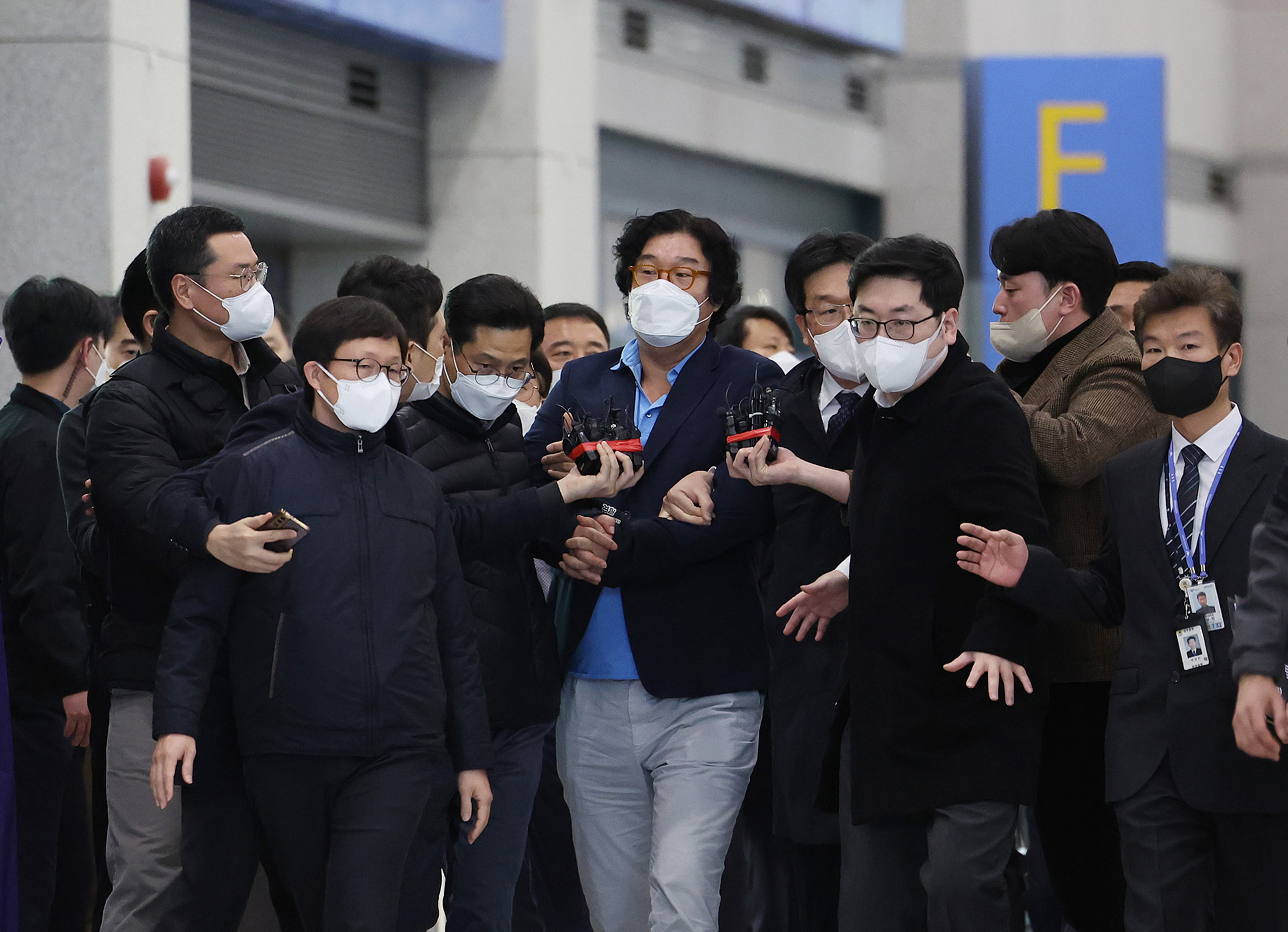 해외 도피 중 태국에서 붙잡힌 김성태 쌍방울 그룹 전 회장이 17일 인천공항을 통해 귀국하고 있다.   특정경제범죄가중처벌법상 횡령 혐의로 수사를 받던 김 전 회장은 지난해 5월 말 검찰의 압수수색을 앞두고 싱가포르로 출국한 뒤 태국으로 거처를 옮겨 8개월 가까이 도피했다. 2023. 1. 17 공항사진기자단