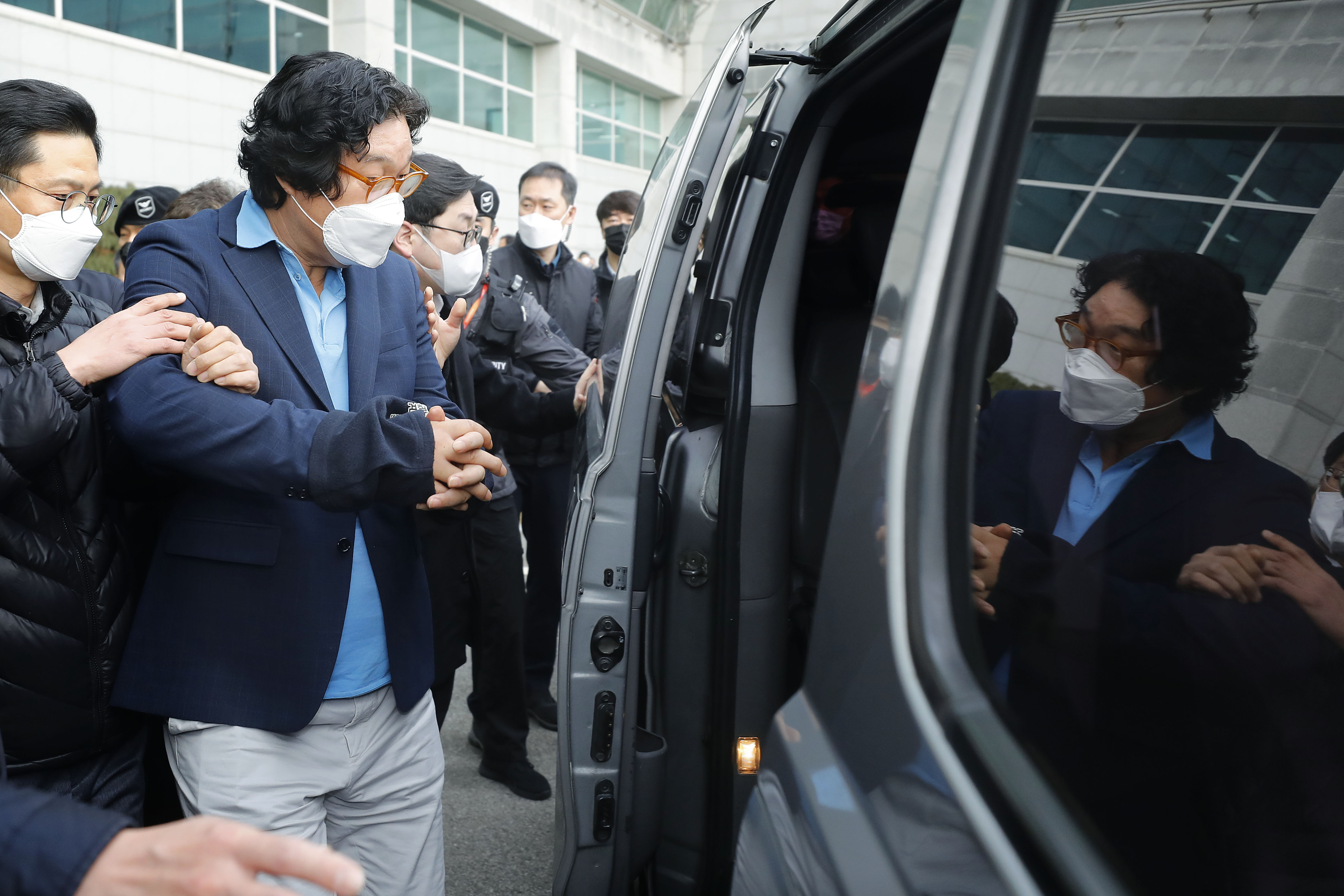 해외 도피 중 태국에서 체포된 김성태 쌍방울 전 회장이 17일 인천국제공항을 통해 귀국해 검찰로 압송되고 있다.2023. 1. 17 공항사진기자단