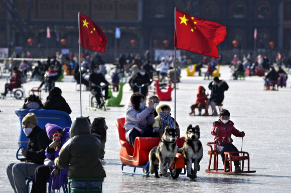 중국 베이징의 얼어붙은 허우하이 호수 위에서 주민들이 스케이트를 타고 있다. 2023.1.16 AP 연합뉴스