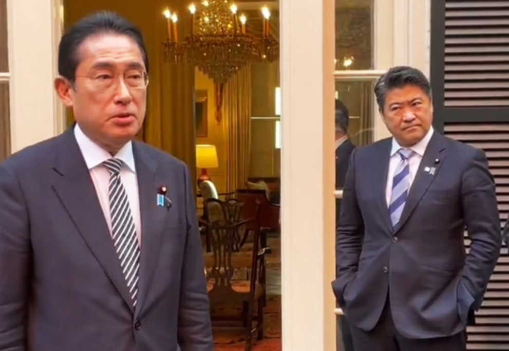 기시다 후미오(왼쪽) 일본 총리가 14일(현지시간) 미국 워싱턴DC에서 방미 결산 기자회견을 하는 동안 측근인 기하라 세이지(오른쪽) 관방부장관이 바지 주머니에 손을 넣은채 지켜보고 있다.  아사히신문 트위터 화면 캡처