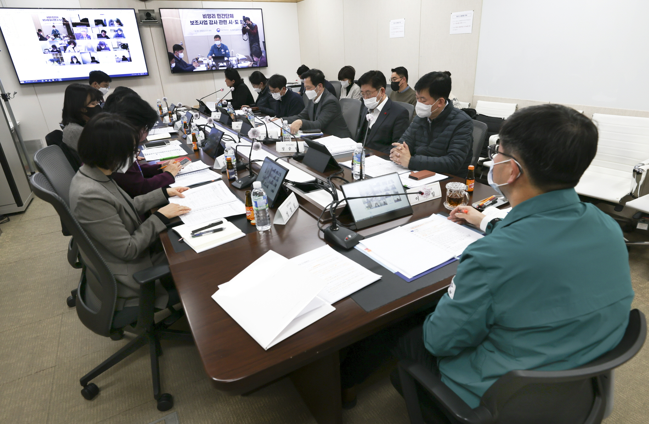 보건복지부 이기일 제1차관(오른쪽)이 17일 ‘복지 분야 국고보조금 관리 강화추진단’ 영상회의를 열고 17개 시·도 복지국장과 함께 비영리 민간단체 보조금 감사 방안을 논의하고 있다.  보건복지부 제공