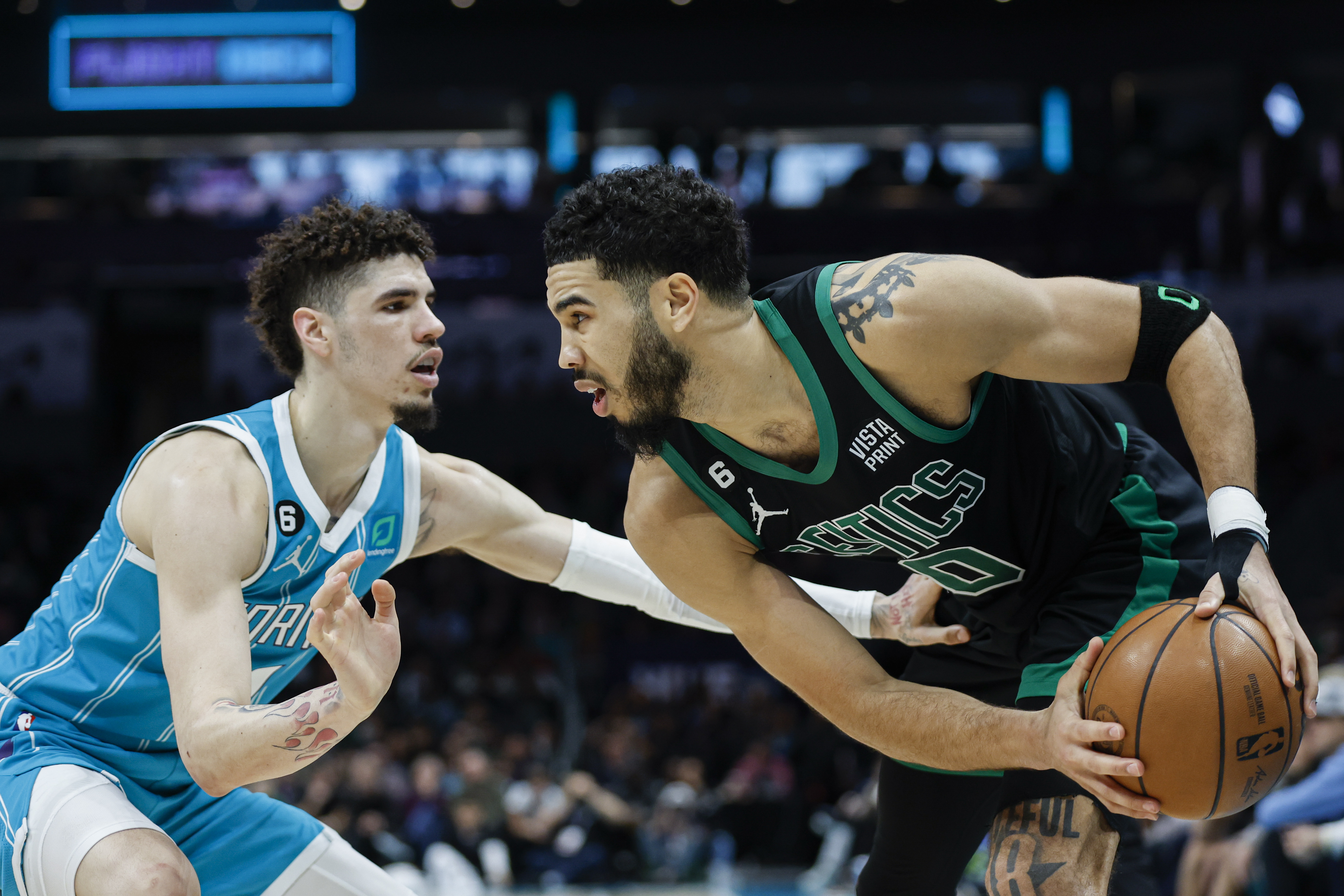 보스턴 셀틱스의 제이슨 테이텀이 17일(한국시간) 샬럿 호네츠와의 NBA 원정 경기에서 상대 선수와 맞서고 있다.  AP 연합뉴스