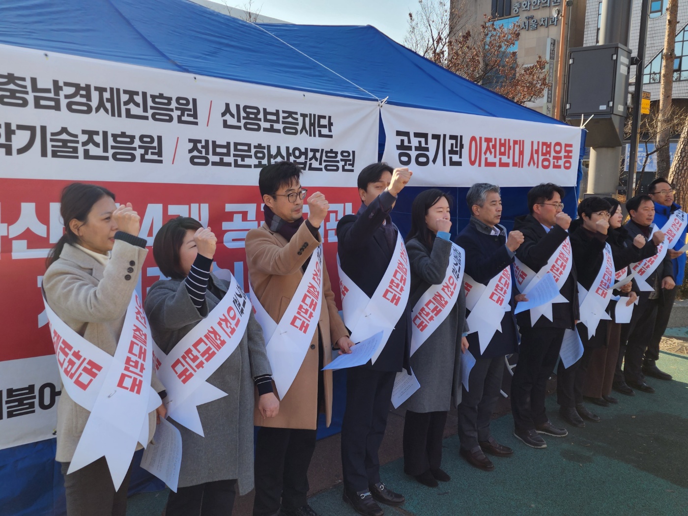 아산을 지역구로 둔 민주당 광역기초의원들이 온양온천역 앞에서 기자회견을 하고 있다.