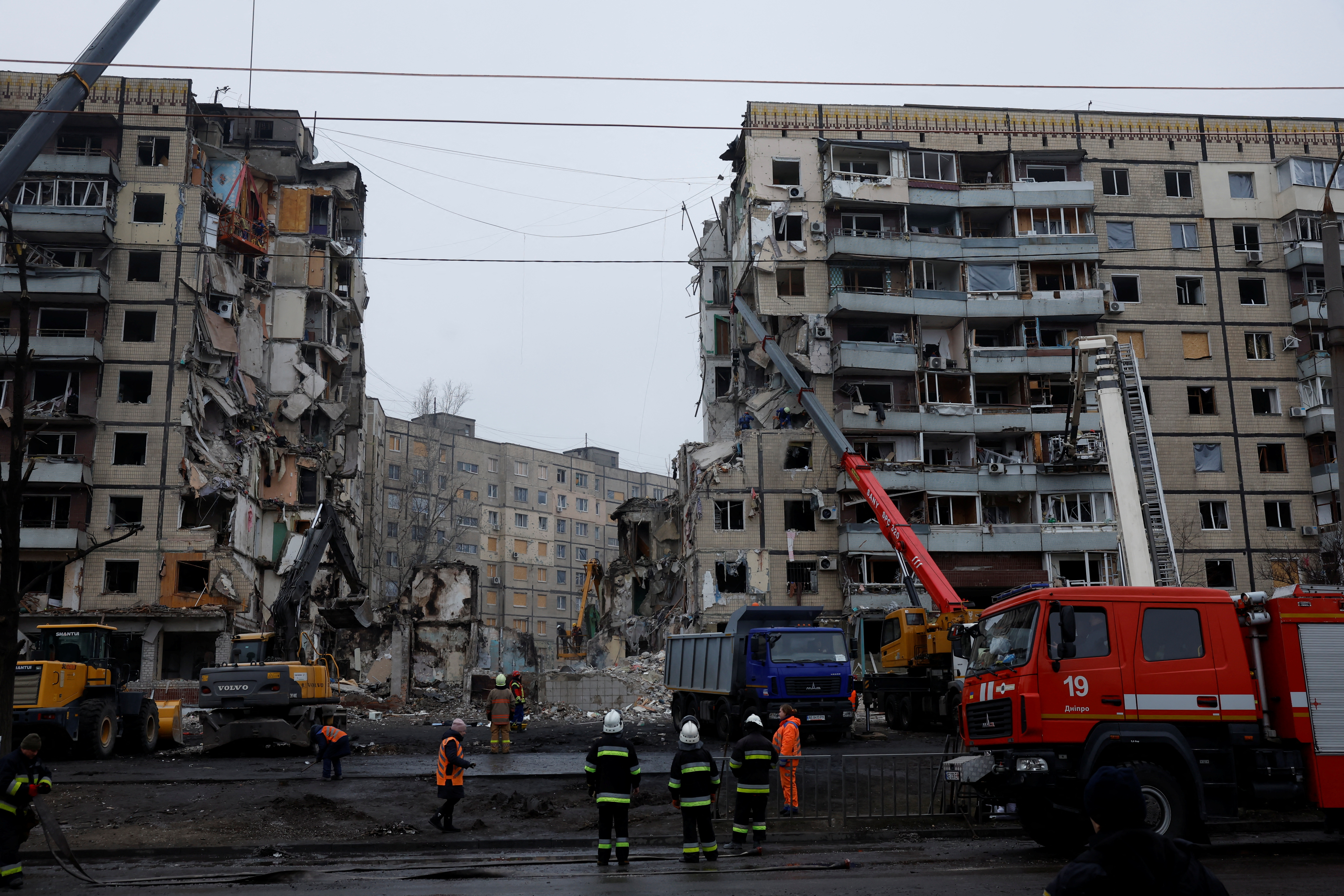 16일(현지시간) 우크라이나 동부 드니프로페트로우스크주 드니프로시의 9층 아파트 건물이 러시아 미사일 공격으로 붕괴한 가운데 응급요원들이 수색 및 구조 작업을 벌이고 있다. 2023.1.16 로이터 연합뉴스