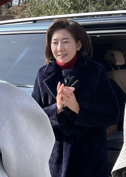 국민의힘 나경원 전 의원이 17일 대구 동구 팔공총림 동화사를 찾아 관계자들과 인사하고 있다.  연합뉴스