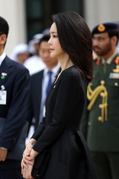 윤석열 대통령과 함께 아랍에미리트(UAE)를 국빈 방문 중인 김건희 여사가 15일(현지시간) 아부다비 대통령궁에서 열린 국빈 오찬에 참석하고 있다. 2023.1.17 연합뉴스