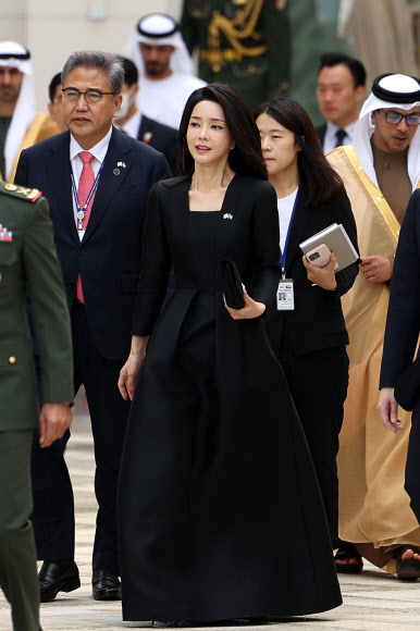윤석열 대통령과 함께 아랍에미리트(UAE)를 국빈 방문 중인 김건희 여사가 15일(현지시간) 아부다비 대통령궁에서 열린 국빈 오찬에 참석하고 있다. 2023.1.17 연합뉴스