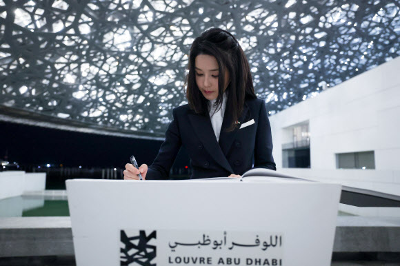 윤석열 대통령과 함께 아랍에미리트(UAE)를 국빈 방문 중인 김건희 여사가 16일(현지시간) 프랑스 루브르 박물관의 별관인 ‘루브르 아부다비’를 방문해 방명록을 작성하고 있다. 2023.1.17 연합뉴스