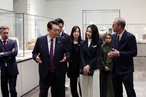 아랍에미리트(UAE)를 국빈 방문 중인 윤석열 대통령과 김건희 여사가 16일(현지시간) 프랑스 루브르 박물관의 별관인 ‘루브르 아부다비’를 방문해 소장 미술품을 관람하고 있다. 2023.1.17 연합뉴스