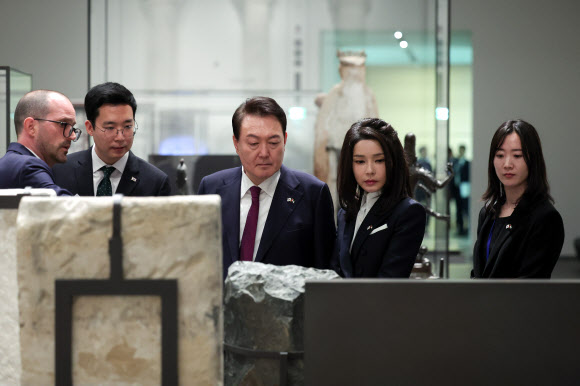 아랍에미리트(UAE)를 국빈 방문 중인 윤석열 대통령과 김건희 여사가 16일(현지시간) 프랑스 루브르 박물관의 별관인 ‘루브르 아부다비’를 방문해 소장 미술품을 관람하고 있다. 2023.1.17 연합뉴스