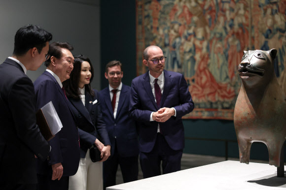 아랍에미리트(UAE)를 국빈 방문 중인 윤석열 대통령과 김건희 여사가 16일(현지시간) 프랑스 루브르 박물관의 별관인 ‘루브르 아부다비’를 방문해 소장 미술품을 관람하고 있다. 2023.1.17 연합뉴스