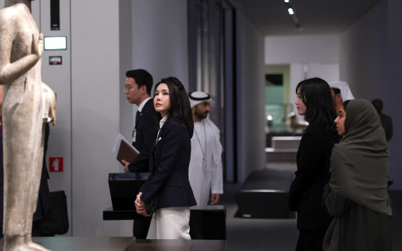 아랍에미리트(UAE)를 국빈 방문 중인 윤석열 대통령과 김건희 여사가 16일(현지시간) 프랑스 루브르 박물관의 별관인 ‘루브르 아부다비’를 방문해 소장 미술품을 관람하고 있다. 2023.1.17 연합뉴스