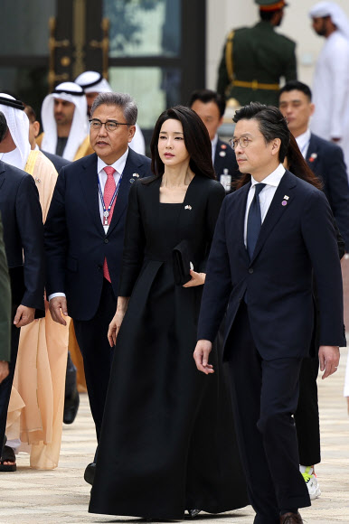 윤석열 대통령과 함께 아랍에미리트(UAE)를 국빈 방문 중인 김건희 여사가 15일(현지시간) 아부다비 대통령궁에서 열린 국빈 오찬에 참석하고 있다. 2023.1.17 연합뉴스