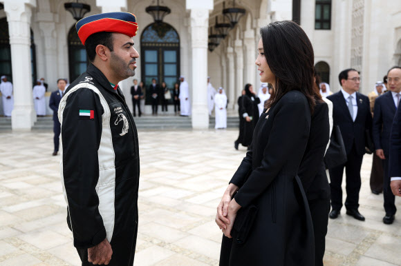 윤석열 대통령과 아랍에미리트(UAE)를 국빈 방문 중인 김건희 여사가 15일(현지시간) 아부다비 대통령궁에서 열린 국빈 오찬에 앞서 공군1호기 호위 비행을 한 UAE 공군 전투기 조종사를 격려하고 있다. 2023.1.17 연합뉴스