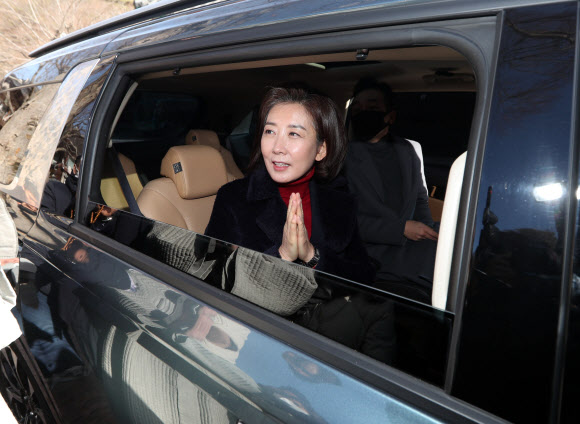 국민의힘 나경원 전 의원이 17일 대구 동구 팔공총림 동화사를 방문 후 관계자들에게 합장으로 인사하며 떠나고 있다. 2023.1.17 연합뉴스