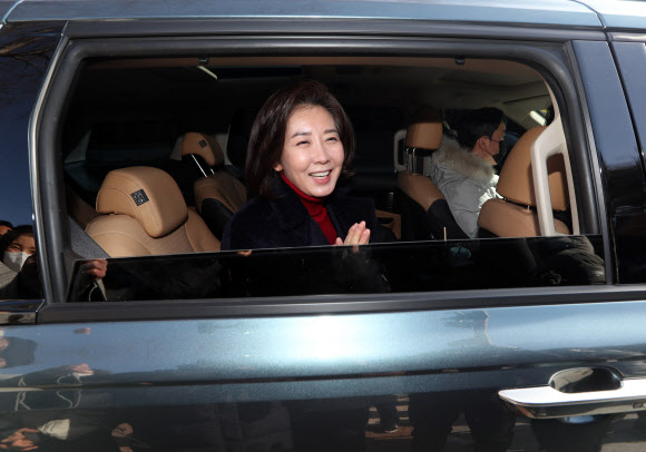 국민의힘 나경원 전 의원이 17일 대구 동구 팔공총림 동화사를 방문 후 관계자들에게 합장으로 인사하며 떠나고 있다. 2023.1.17 연합뉴스