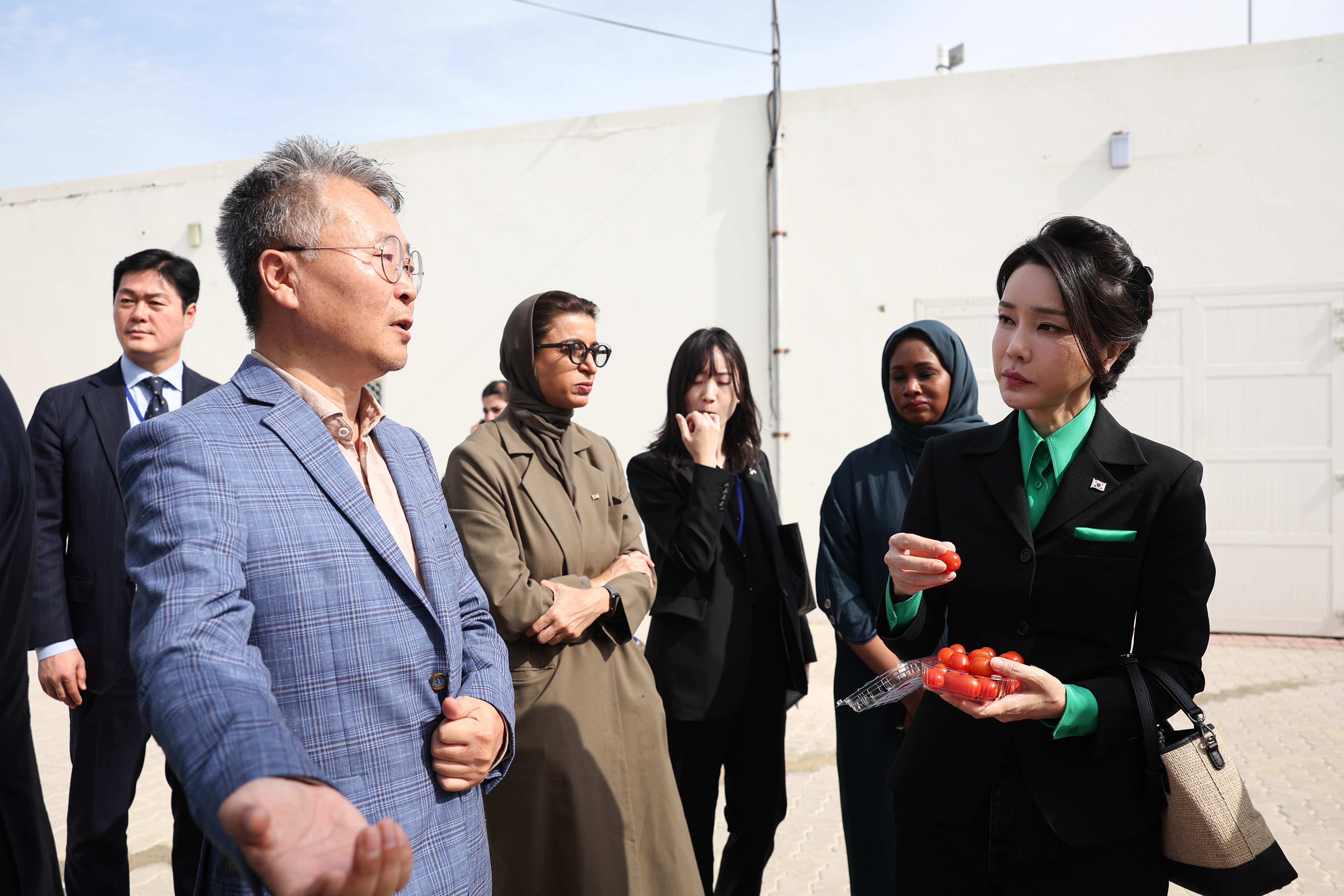 윤석열 대통령과 아랍에미리트(UAE)를 국빈 방문한 김건희 여사가 17일(현지시간) 두바이 현지의 스마트팜 진출기업인 아그로테크를 방문, 관계자와 대화하고 있다. 2023.1.18연합뉴스