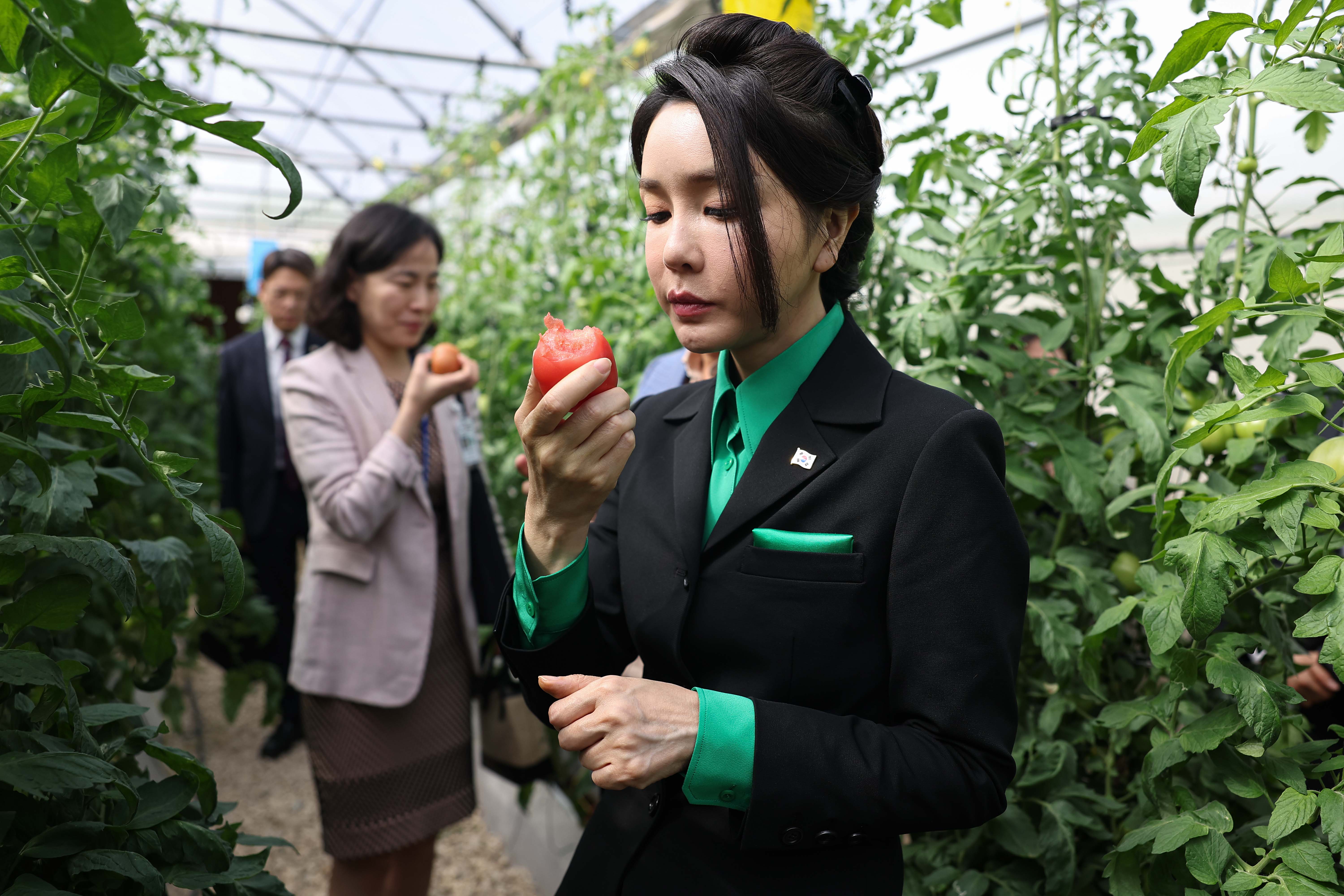 윤석열 대통령과 아랍에미리트(UAE)를 국빈 방문한 김건희 여사가 17일(현지시간) 두바이 현지의 스마트팜 진출기업인 아그로테크를 방문, 재배 중인 토마토를 시식하고 있다. 2023.1.18 연합뉴스