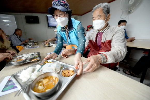 광주 남구 사동 분도와안나개미꽃동산 무료급식소에서 어르신들이 식사를 하고 있다. 2022.6.7 뉴시스