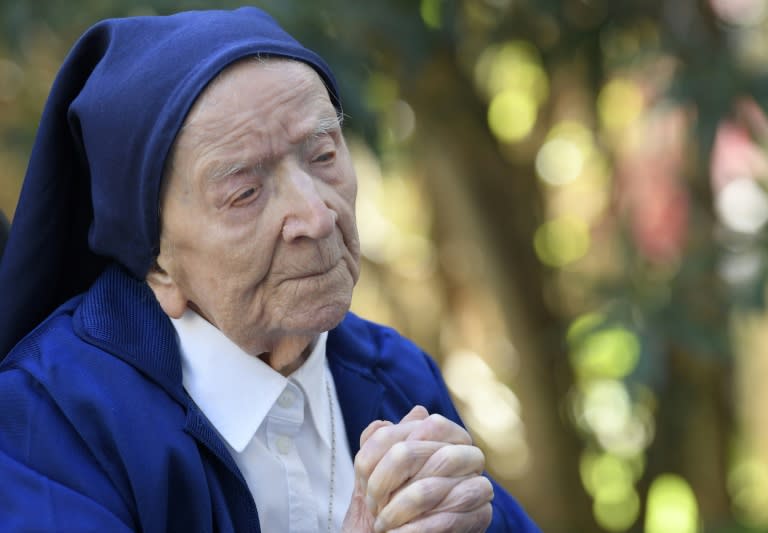 17일(현지시간) 119세를 일기로 선종한 프랑스 앙드레 수녀가 2021년 2월 11일 117세 생일에 감사 기도를 올리고 있다. AFP 자료사진