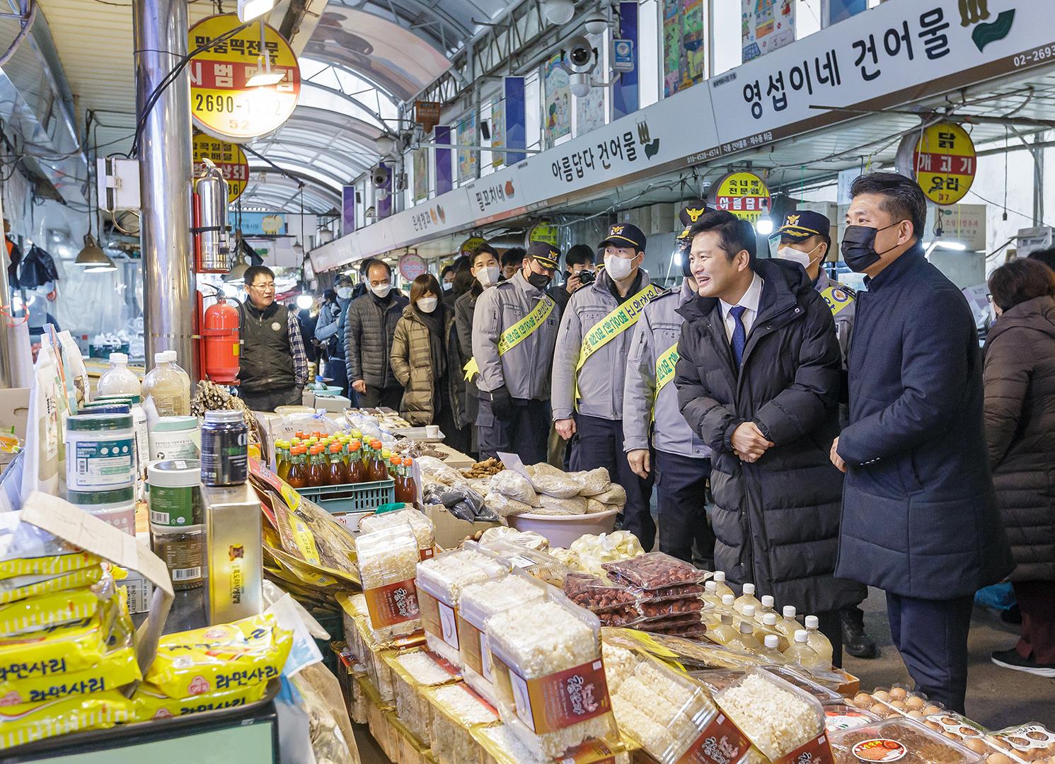 김태우(오른쪽 두 번째) 서울 강서구청장이 17일 오후 우장산동 송화벽화시장을 찾아 상인들에게 인사를 하고 있다. 강서구 제공
