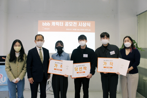 지난 16일 열린 bbb 코리아 캐릭터 공모전 시상식에서 (왼쪽부터) bbb 코리아 문지은 간사, 김인철 회장, 가작 수상자 김동희씨, 대상 수상자 한창규씨, 가작 수상자 황선민씨, 최미혜 사무총창이 기념 촬영을 하고 있다. bbb 코리아 제공