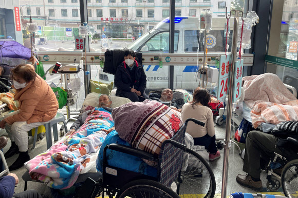 코로나19 펜데믹(대유행)이 지속되고 있는 중국 상하이의 한 병원 응급실에서 환자들이 병상에 누워 있다. 2023.1.5 로이터 연합뉴스