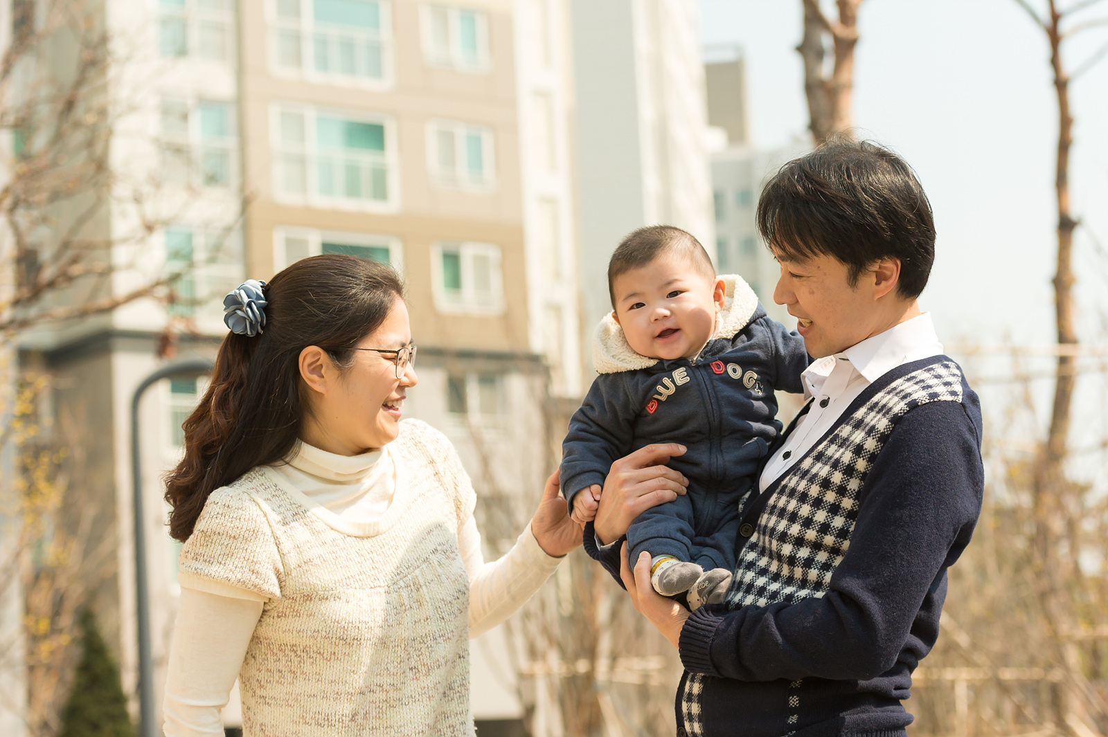 양천구 가족홍보 모델이 아이를 안고 환하게 웃고 있다. 양천구 제공