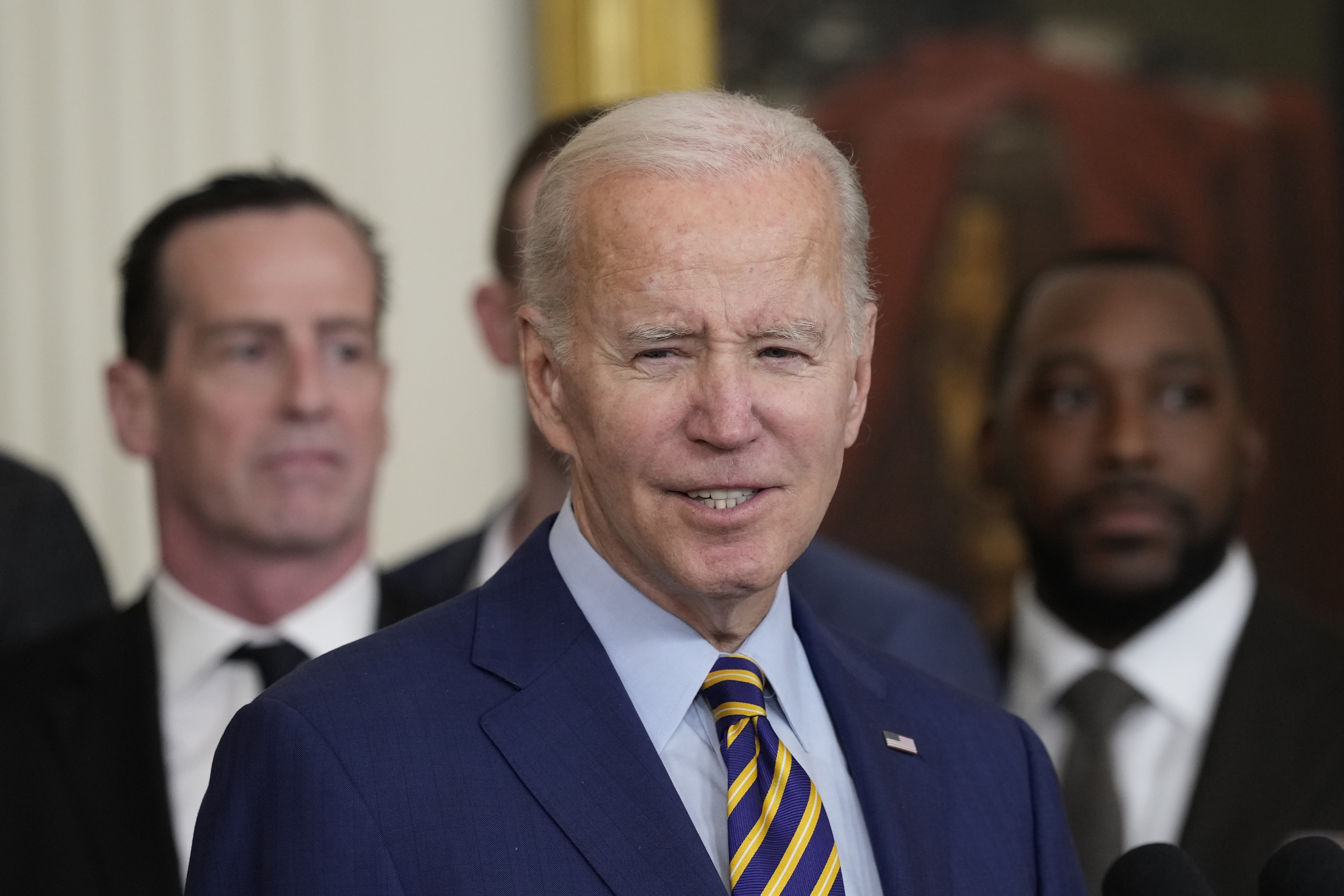 조 바이든 대통령이 17일(현지시간) 백악관에서 미국 프로농구 우승팀인 골든스테이트 워리어스 선수들을 만나 이야기를 나누고 있다. AP