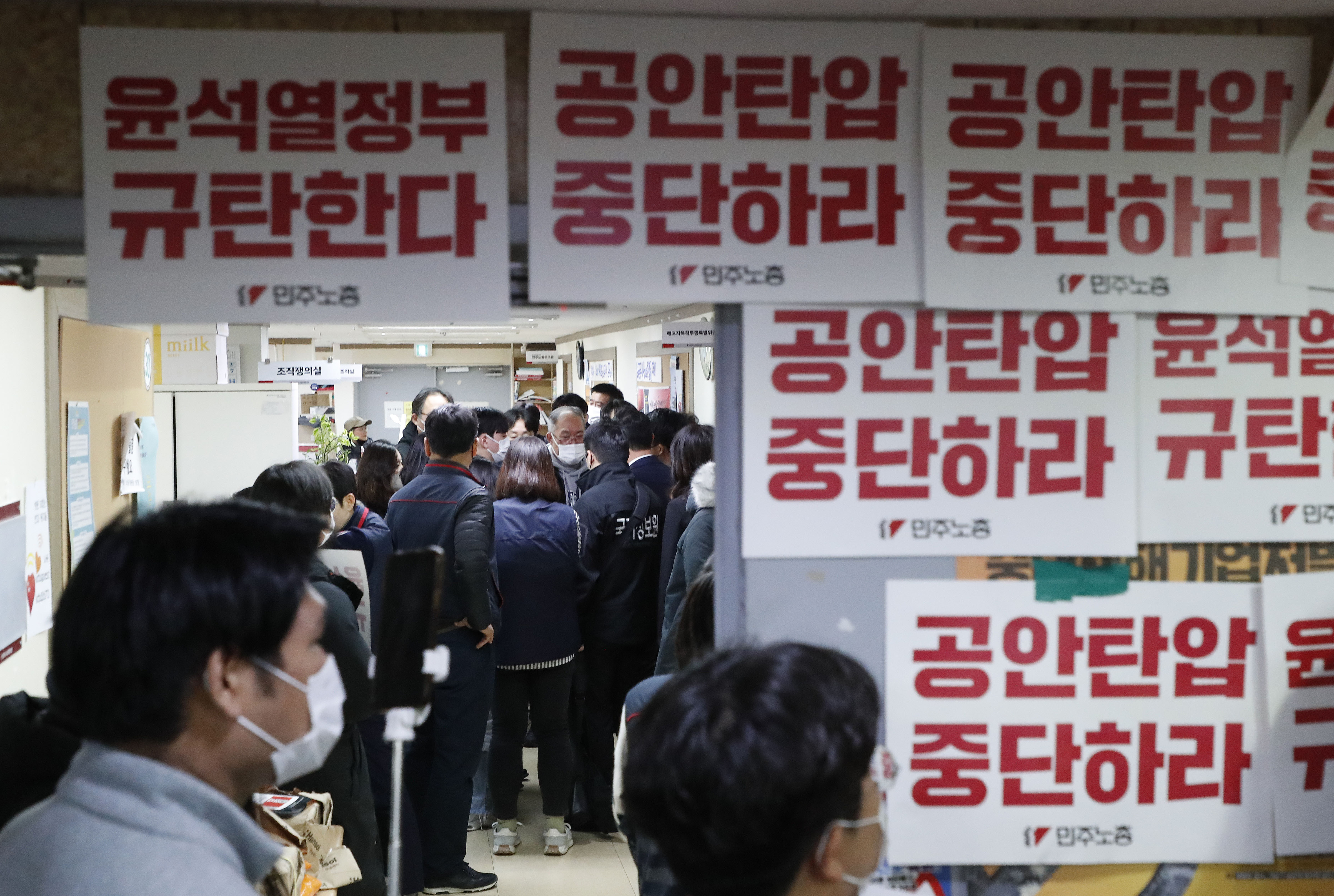 국가정보원과 경찰청이 18일 국가보안법 위반 혐의로 서울 정동 민주노총 사무실에 대한 압수수색을 진행하고 있다.  경향신문제공