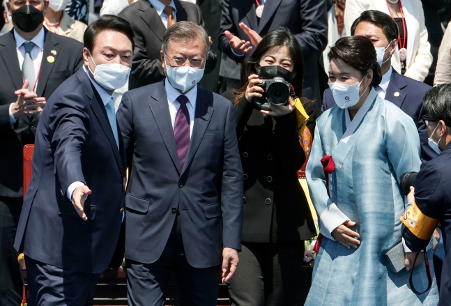 윤석열 신임 대통령이 10일 취임식을 마친 뒤 문재인 전 대통령 부부를 환송하고 있다. 2022.05.10 국회사진기자단