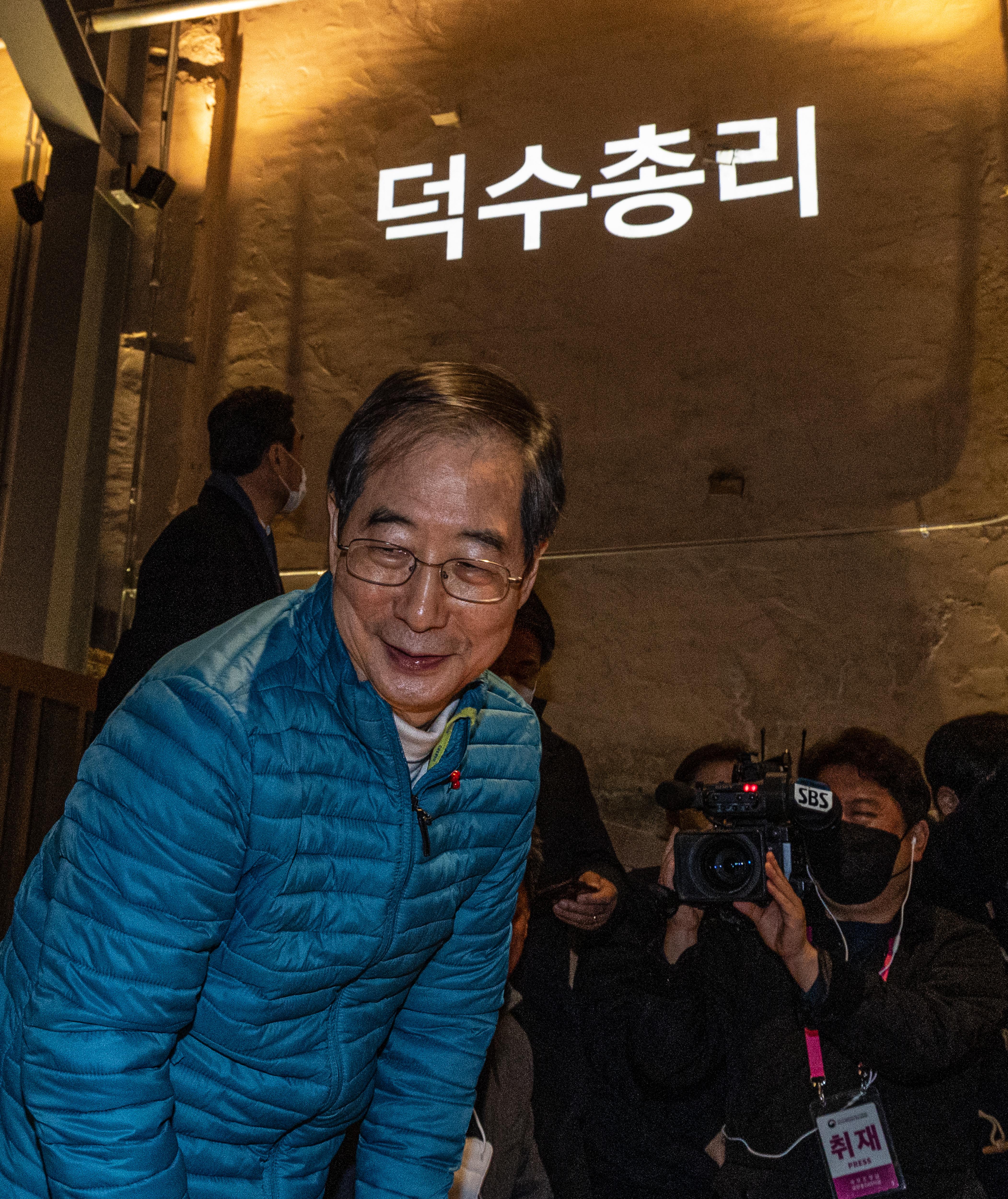 한덕수 국무총리가 18일 오전 서울 동대문구 경동시장 내 스타벅스 ‘경동1960’점을 찾아 주문한 커피가 준비되자 구매대로 이동하고 있다. 뒷편 벽에는 닉네임 ‘덕수총리’가 표시돼 있다. (사진=연합뉴스)