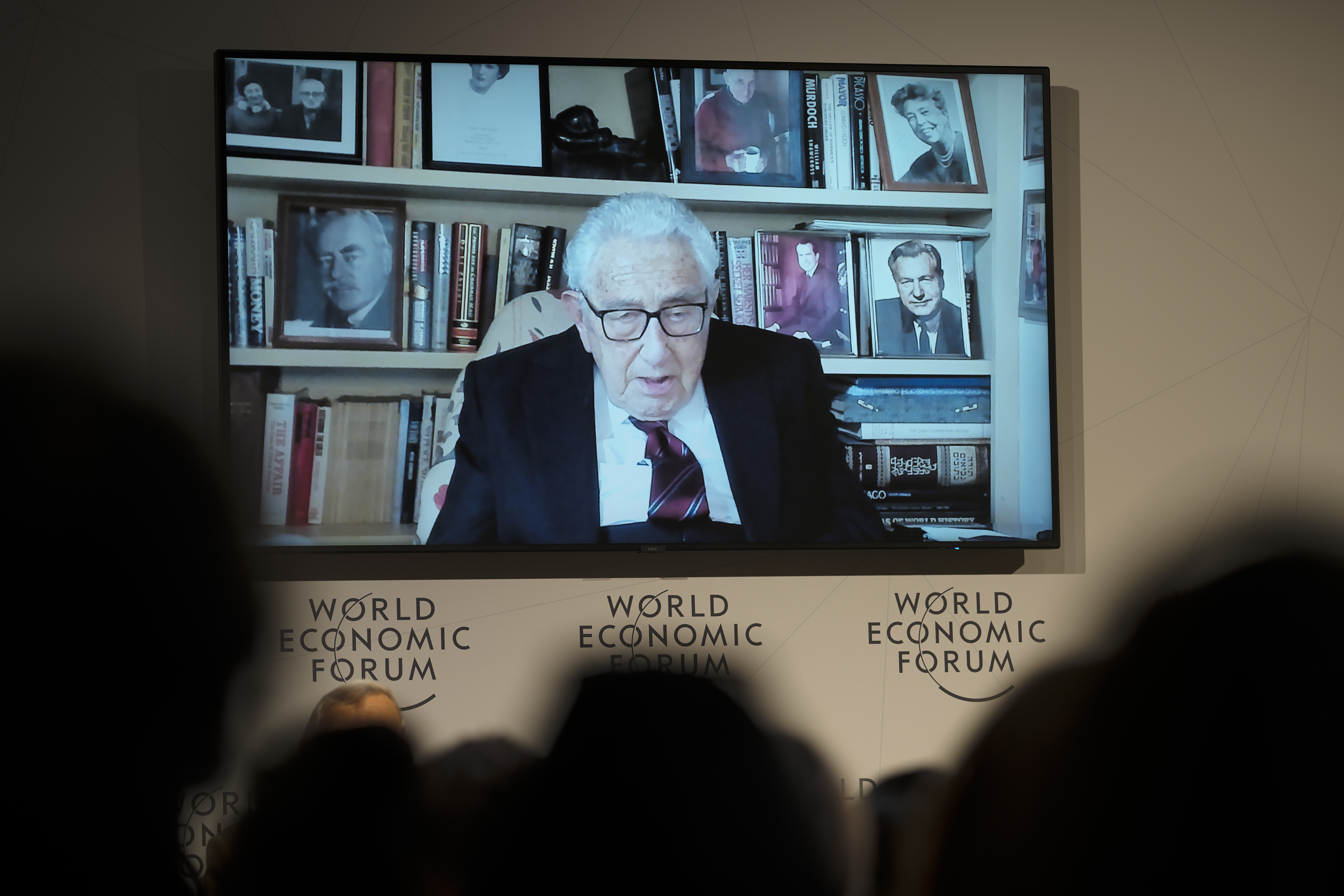 헨리 키신저 전 미국 국무장관이 17일(현지시간) 스위스 다보스에서 열린 세계경제포럼(WEF·다보스포럼) 연차총회에 화상으로 참석해 발언하고 있다.