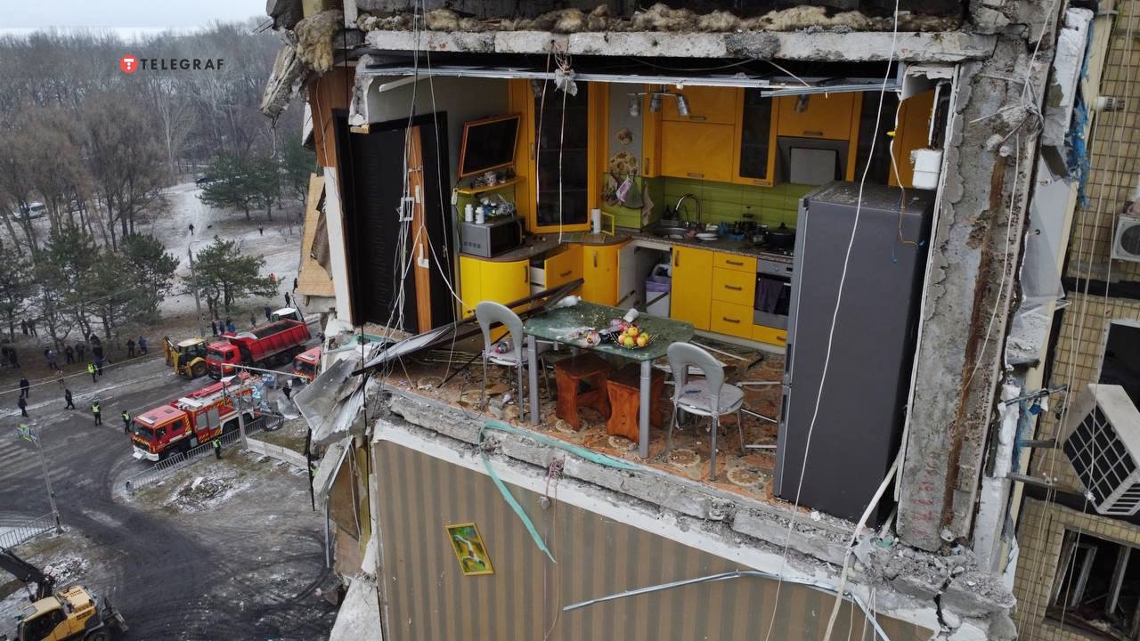 14일 러시아제 Kh-22(X-22) 순항미사일 공습으로 약 150명의 사상자가 발생한 우크라이나 동부 드니프로페트로우스크주 드니프로시 아파트 단지. 한쪽 벽면이 완전히 파괴된 아파트 안으로 노란색 부엌이 보인다. 2023.1.17 텔레그라프