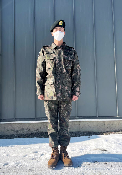 방탄소년단 진이 18일 기초군사훈련을 마치고 팬 커뮤니티 위버스를 통해 군복을 입은 사진과 함께 “재밌게 잘 생활하고 있어요”라고 근황을 전했다.  위버스  제공